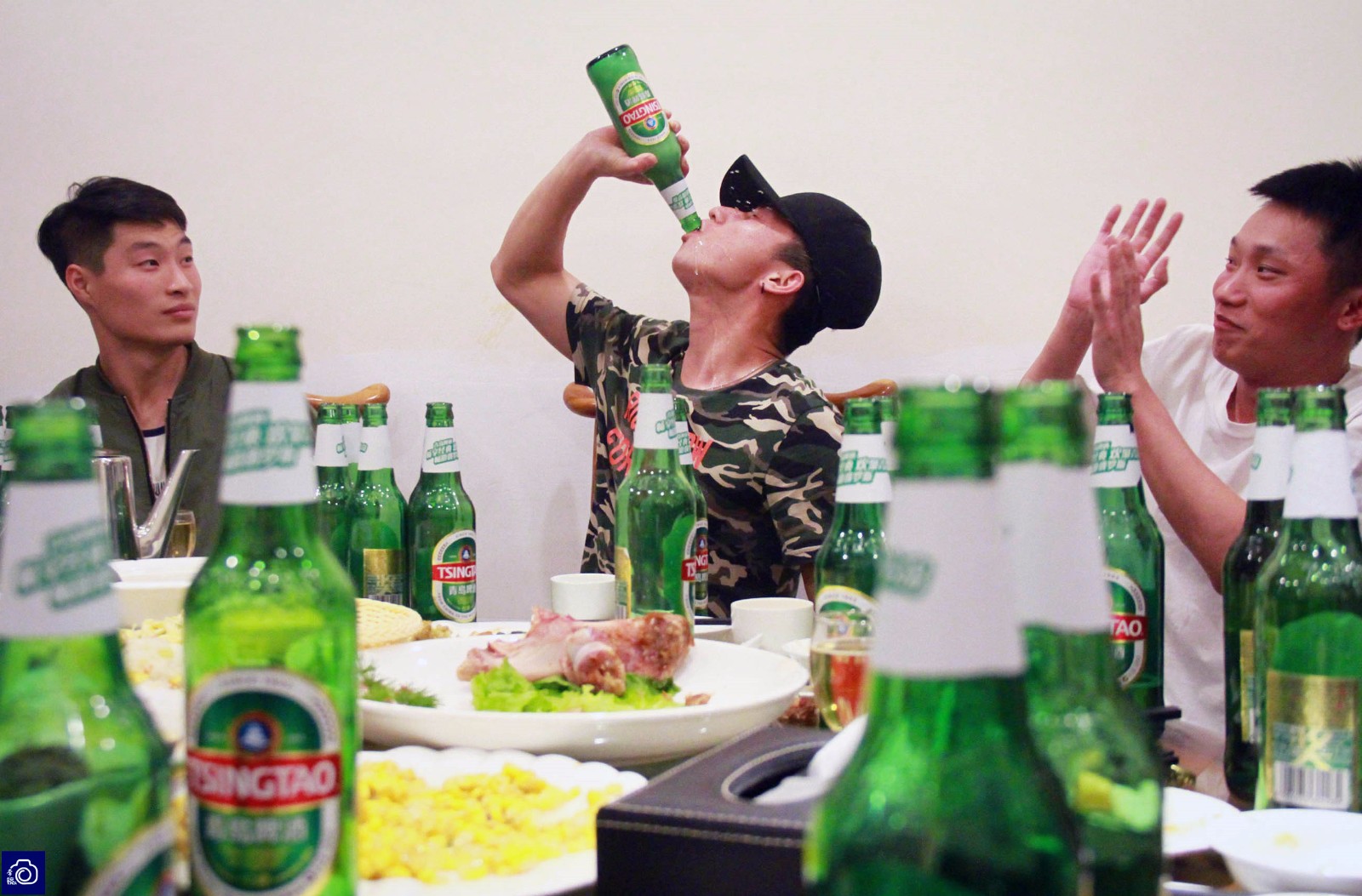 艺术系男生毕业聚餐整瓶酒一口气喝完,比女生哭得还痛