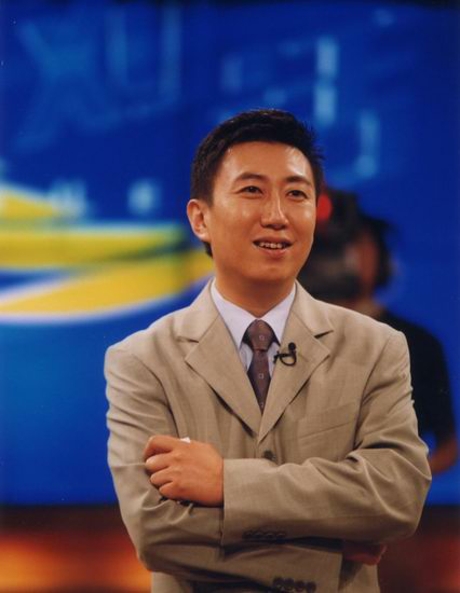 他英语老师却跨界做主持人才华不输撒贝宁今50岁风采依旧