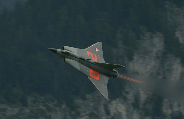 想不到北欧一小国的双三角翼战斗机居然能做眼镜蛇机动