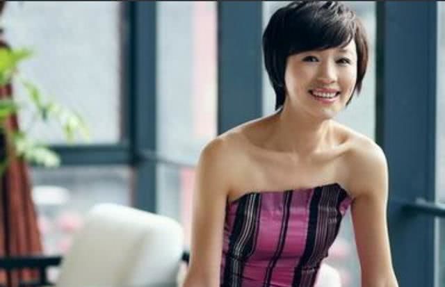 她是新闻联播主持人,如今41岁还单身,生活中像个男孩子