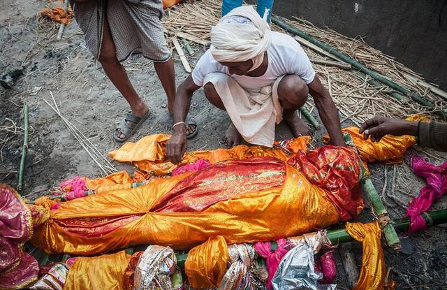 印度圣河,细菌是普通河水的千倍,他们竟还在这刷牙洗菜|印度教|恒河