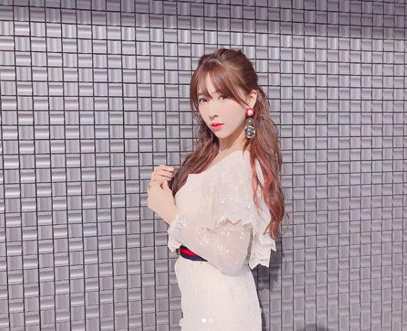 近日,三上悠亚与另外2名女优樱萌子,松田美子组成偶像团体"honey