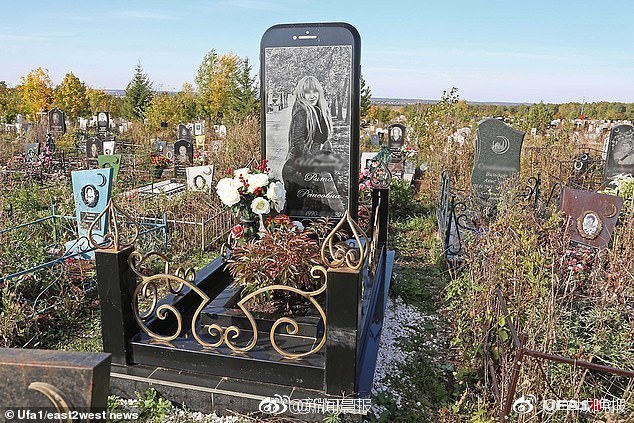 年轻女子因车祸去世 悲痛的父亲为女儿立iphone墓碑