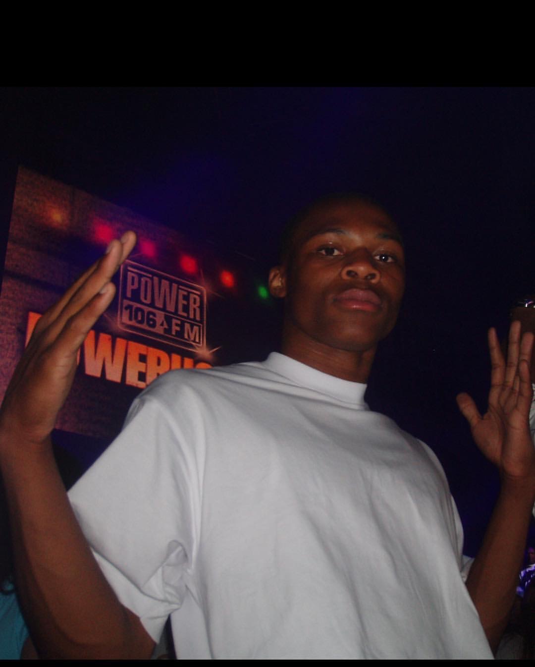 teamwhynot发布了一组威少三十年人生回顾,照片非常珍贵