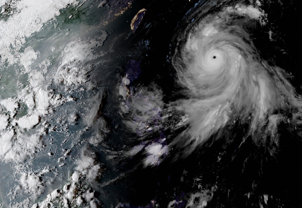从太空看17级超强台风康妮:风眼清晰浑圆,云系比整个日本还大