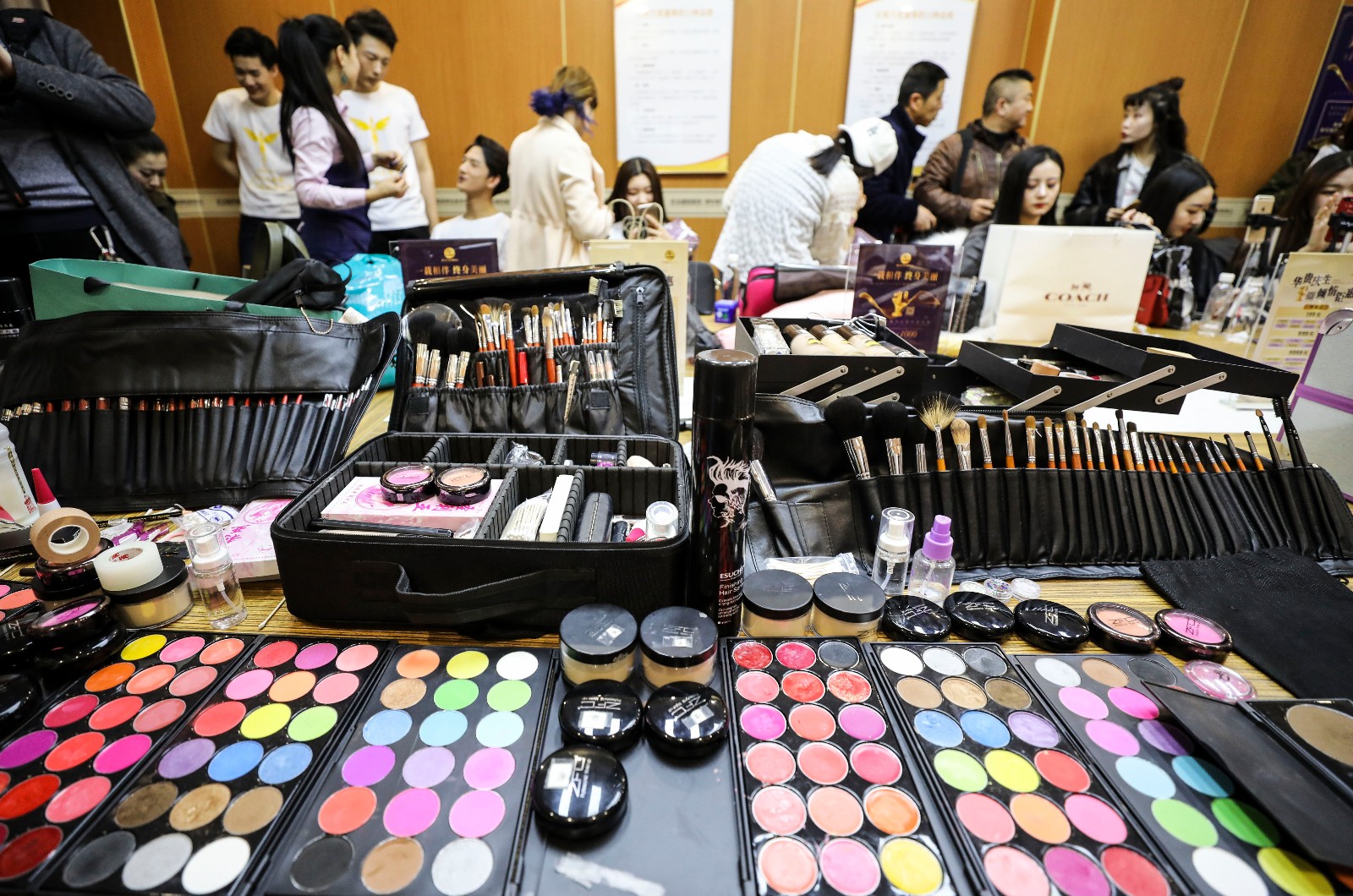 走进超模化妆间 探访超模美丽背后的秘密