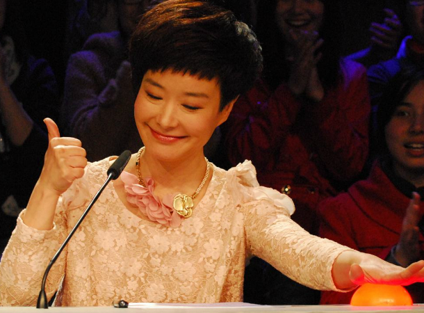 她是央视主持人,也是央视台长的女儿,才华横溢,却一直低调做事_新浪