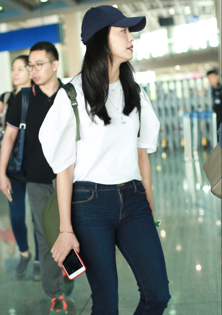 姚晨身穿白色上衣混搭牛仔裤现身机场 38岁的她依旧肤白貌美