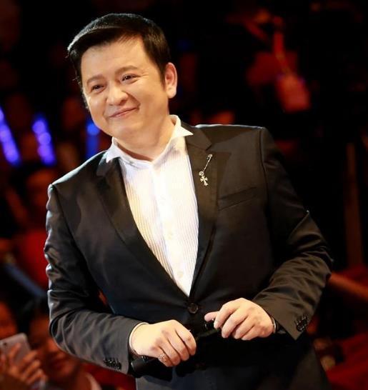 曾是中国飞行员,低调娶妻育有一儿一女,如今生活幸福美满