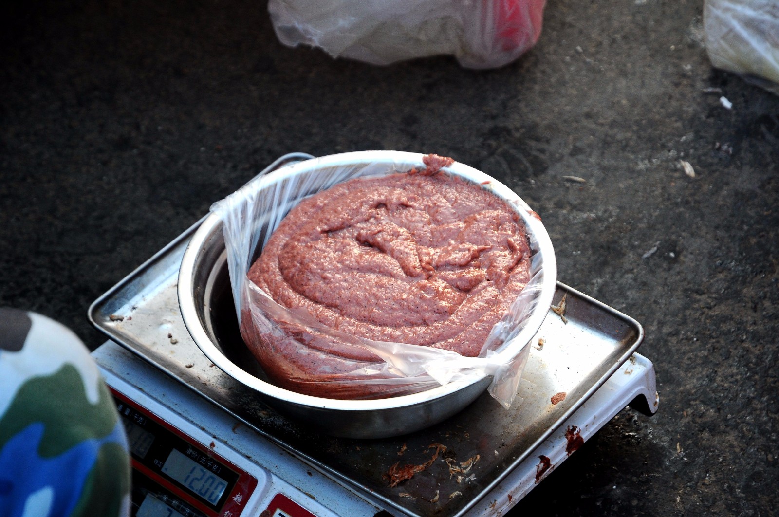 青岛早市 蜢子虾酱15元两瓶 现磨现装 大葱蘸虾酱"经典名吃"