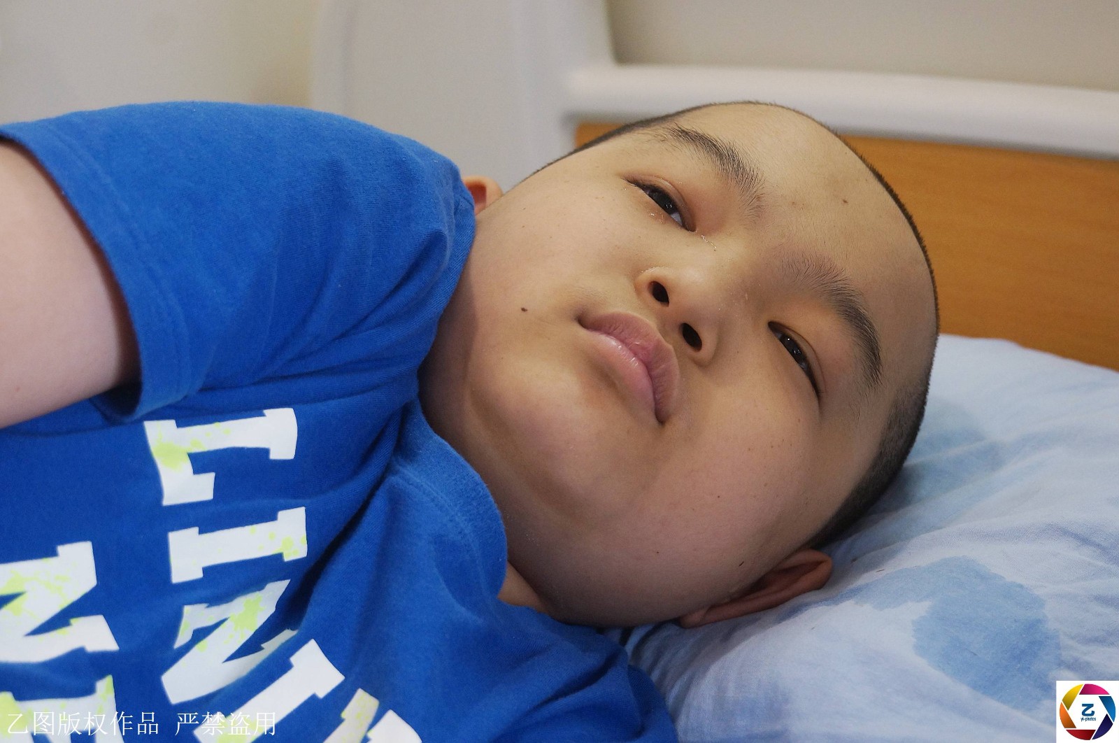 少年需百万治疗费,爷爷忧急攻心离世,坟前流泪跪祭:爷爷等着我