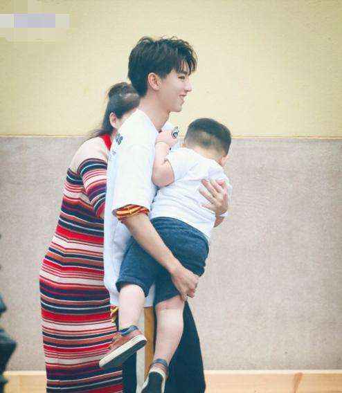 同样是带娃王源和千玺都收获了好哥哥形象而王俊凯却扎心了