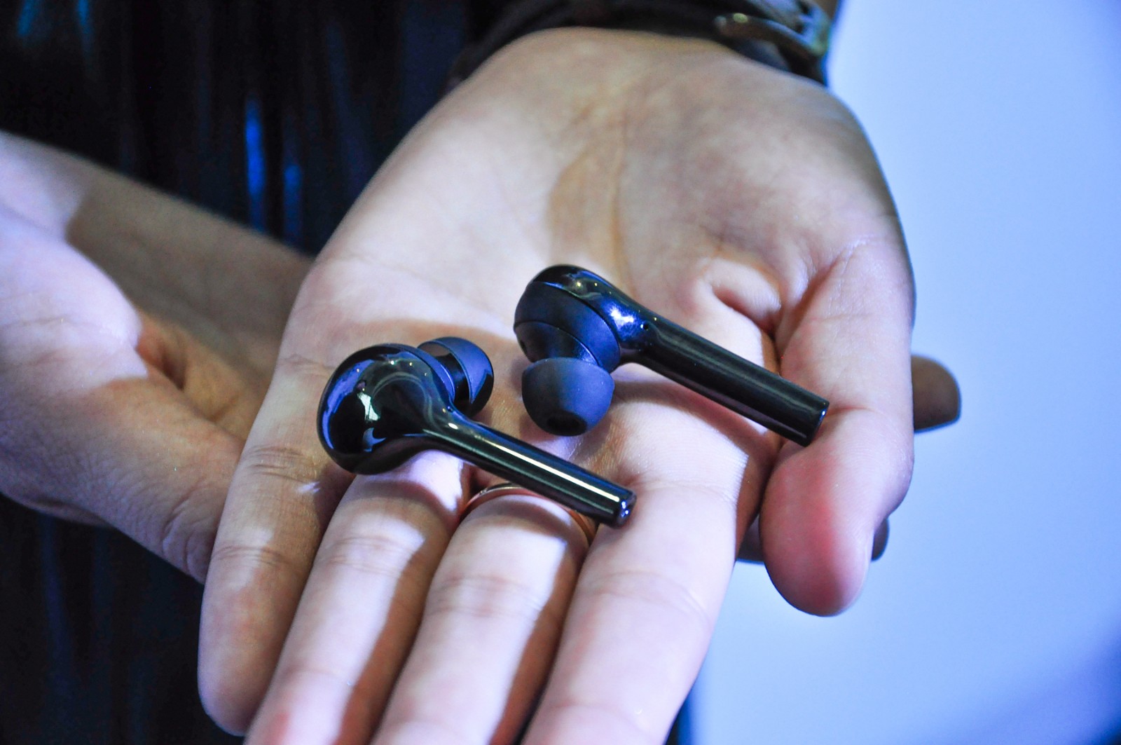 小身躯大智慧,华为freebuds无线耳机发布,售价799元