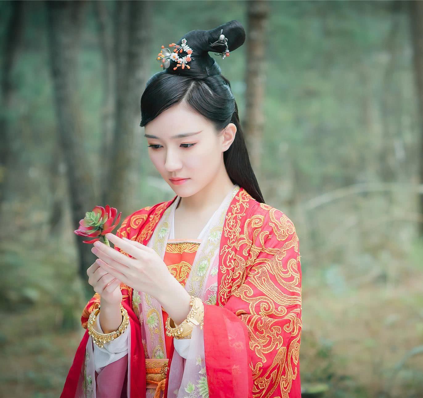 她是演技超高的小花旦,凭借一部网剧就让大家记住了她!