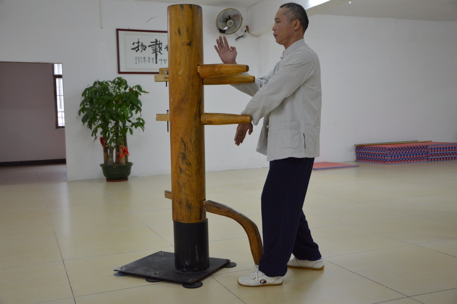 打咏春拳木人桩东莞咏春拳梁康演示