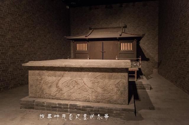 他来到缝隙前向里面张望,可是这个隙缝既窄又深,里边很黑什么都看不见