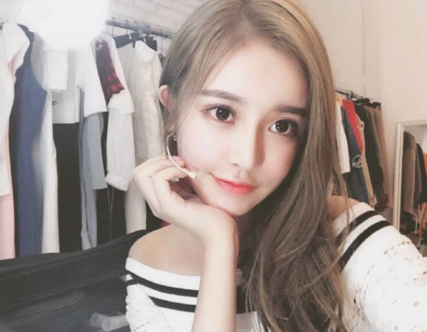 王思聪当众紧搂18岁女友,与自己相差12岁,又是一副标准的网红脸