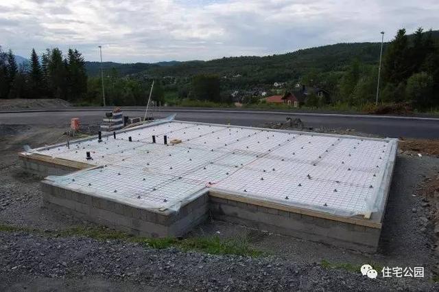 铺一层防水,防潮塑料薄膜,然后放置钢丝网,现浇钢筋混凝土大板基础