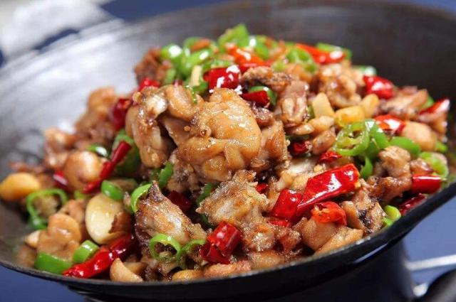 馋嘴干锅田鸡,肉质嫩滑,口味微辣中带有甜鲜,非常的开胃下饭!