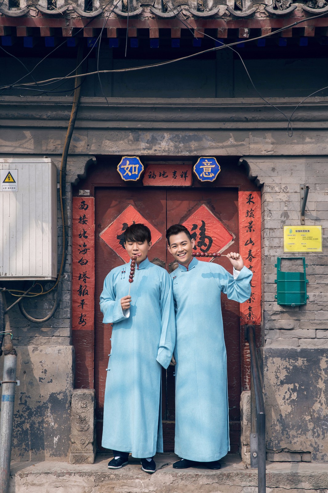 卢鑫玉浩街拍大片会玩 身体力行展现"相声新势力"