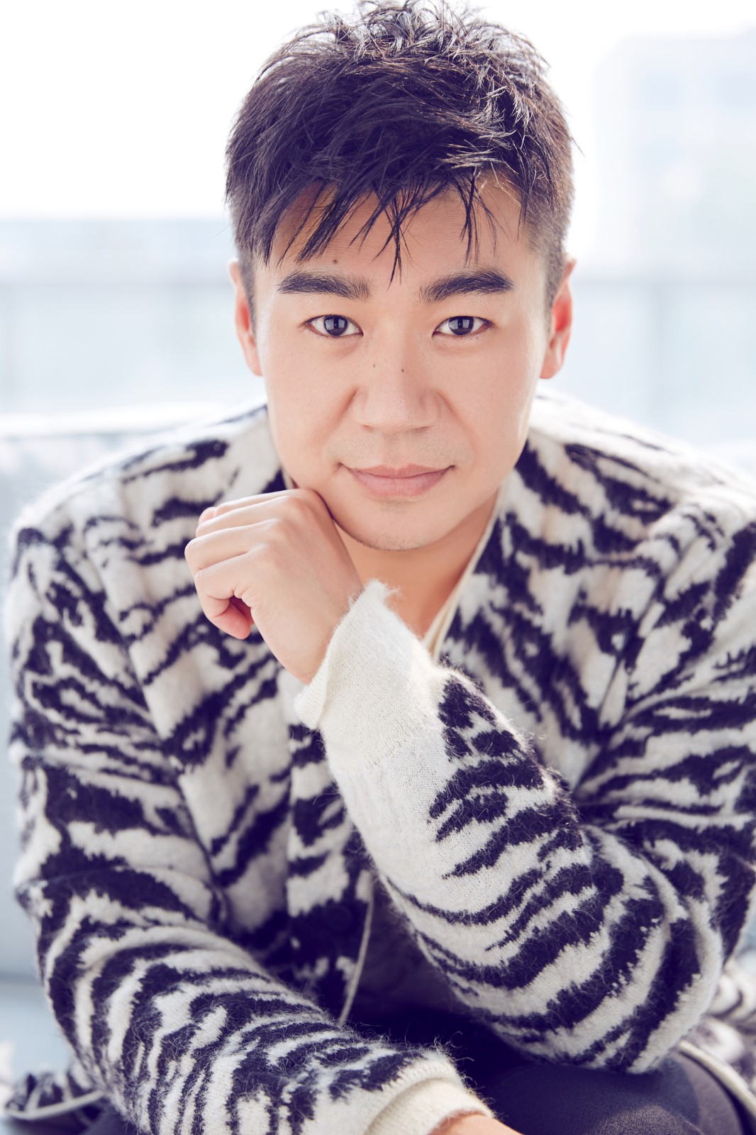 徐佳全新春日写真曝光 邻家暖男明媚如春