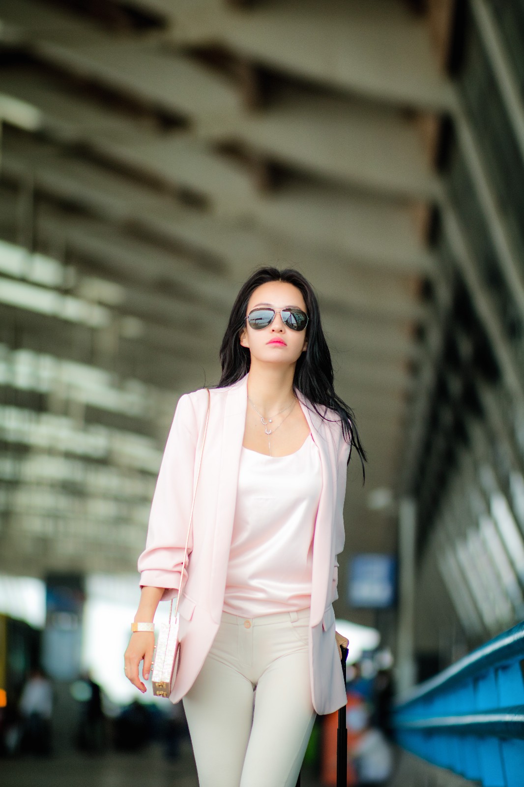 母其弥雅启程戛纳国际电影节 机场"t字腿"吸睛_新浪看点