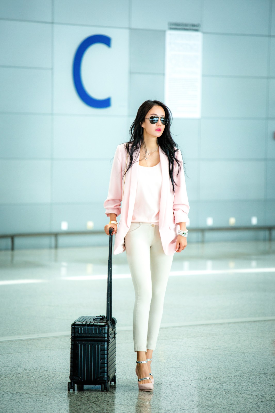 母其弥雅启程戛纳国际电影节 机场"t字腿"吸睛_新浪看点