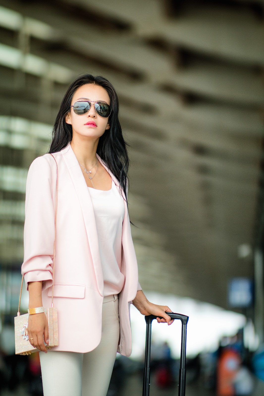 母其弥雅启程戛纳国际电影节 机场"t字腿"吸睛_新浪看点