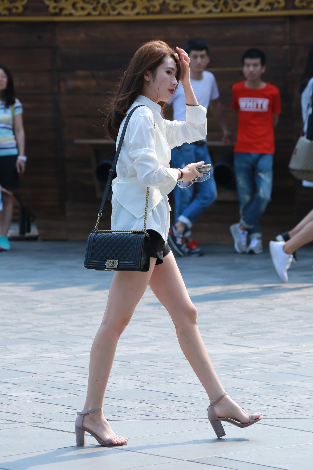  高跟鞋搭配什么衣服好看(银色高跟鞋搭配什么衣服好看)