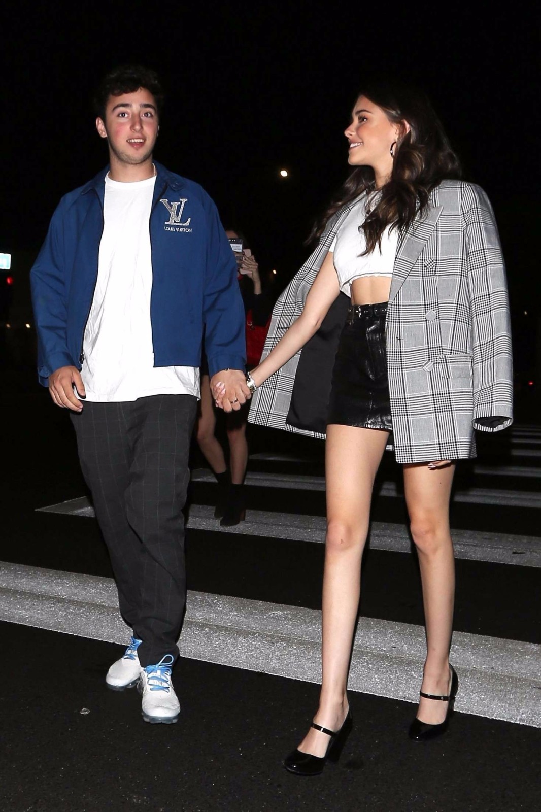 近日,美国歌手女星麦迪逊·比尔(madison beer)和男友扎克·贝尔一共