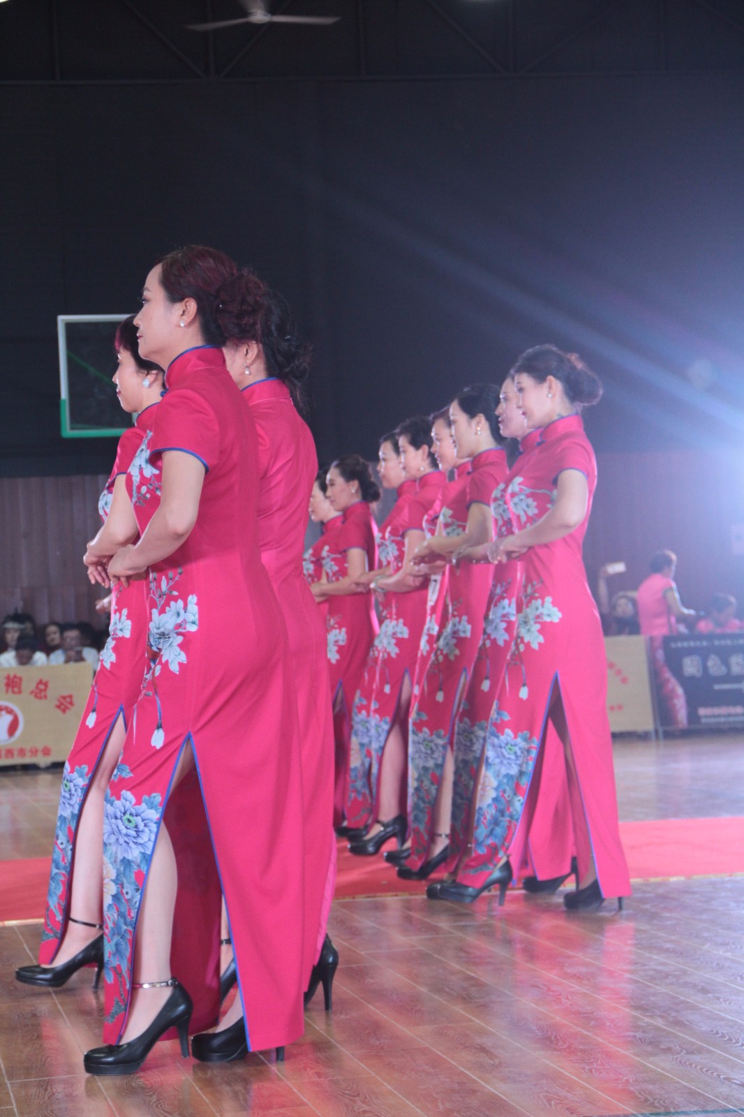 中国国际舞蹈艺术节青岛开幕,千名旗袍美女惊艳亮相!