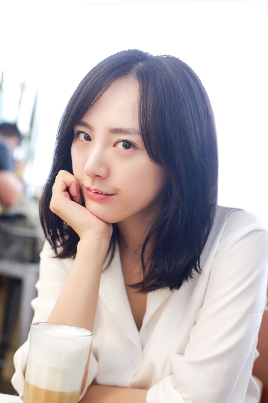 赵叶索全新素颜大片 清纯灵动诠释随性文艺风