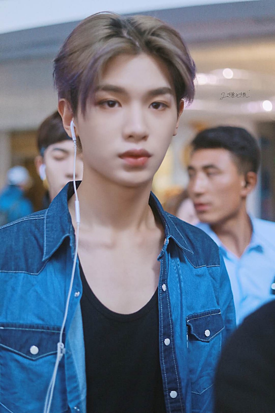 黄明昊《勇敢的世界》打卡上班,蓝色牛仔装衬托出清新迷人的气质
