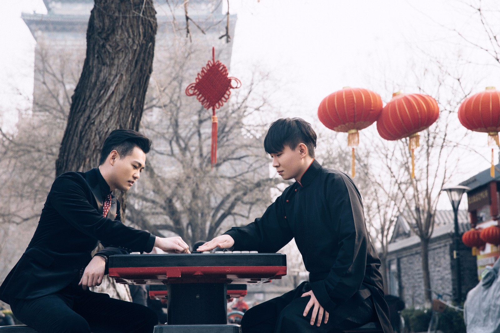 卢鑫玉浩街拍大片会玩 身体力行展现"相声新势力"