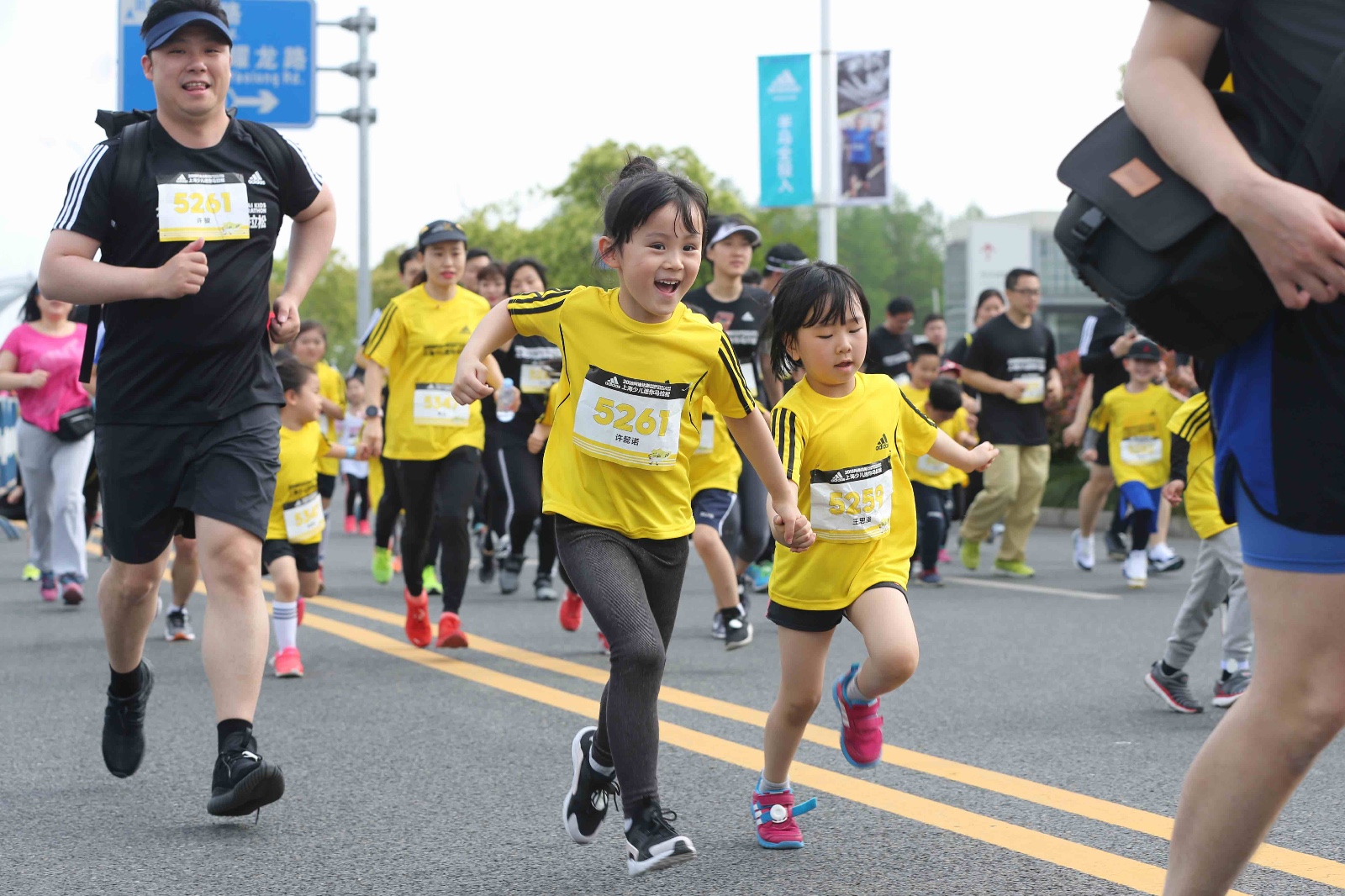 上海少儿迷你马拉松赛举行 "小蜜蜂"跑享童年