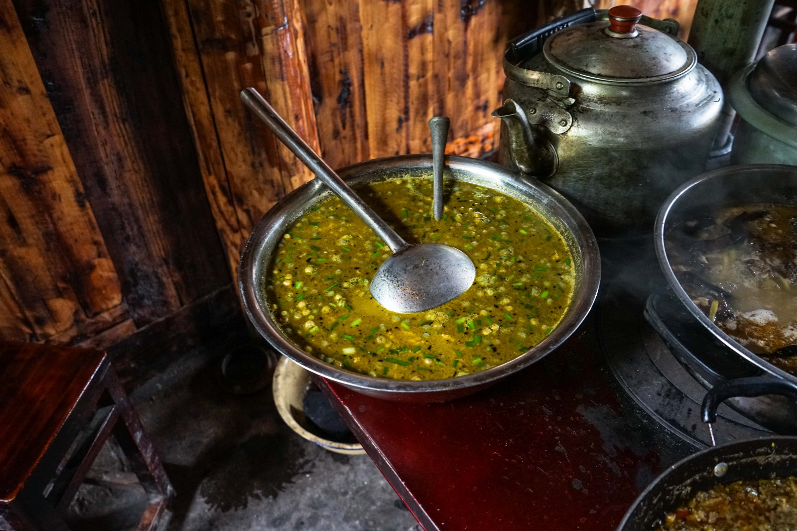 仡佬族妇女烹制千年油茶为男人醒脑 曾为烟民戒烟