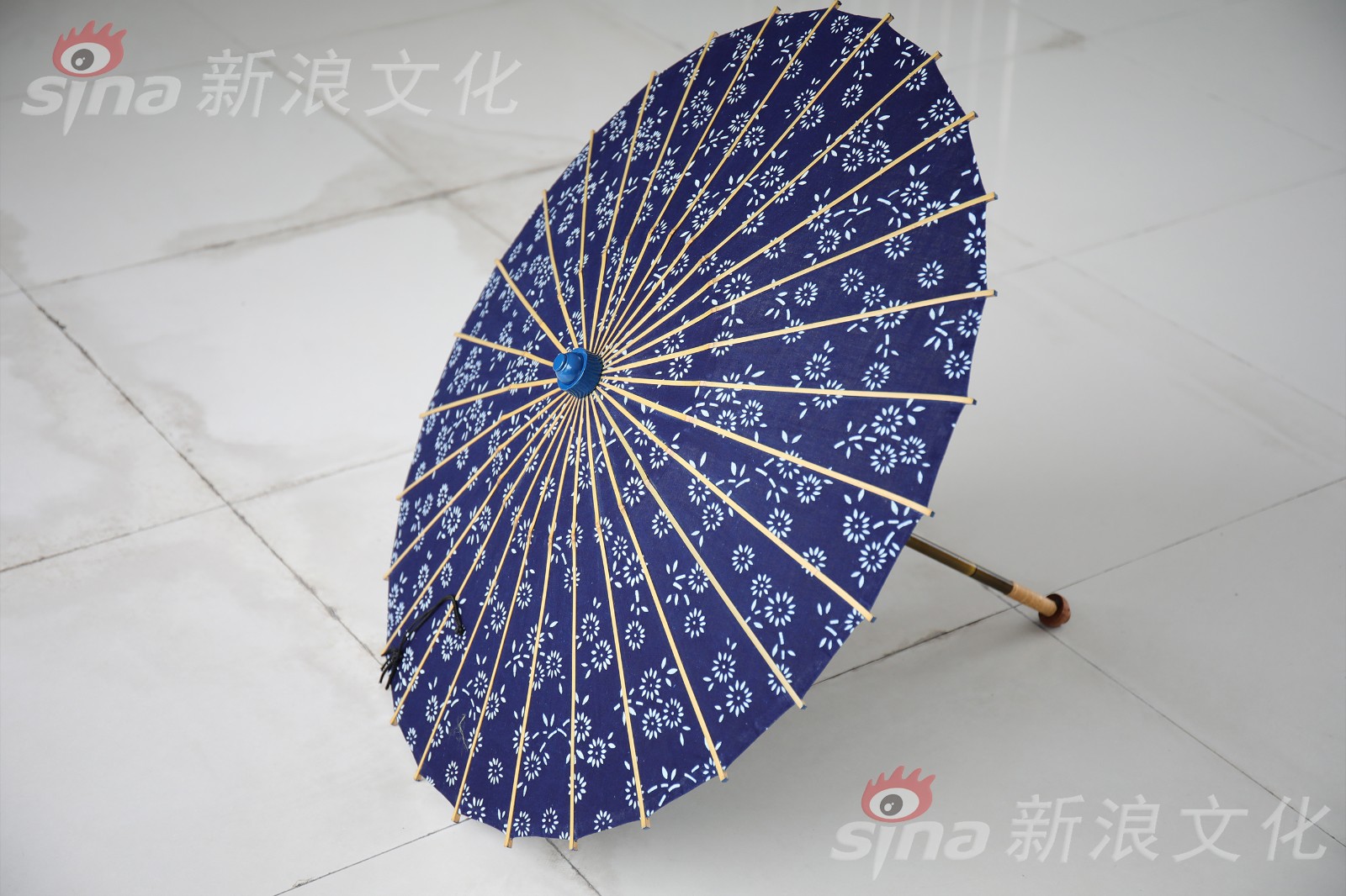 撑开为伞收拢为竹 揭秘高颜值的西湖绸伞|西湖|绸伞|宋志明_新浪新闻