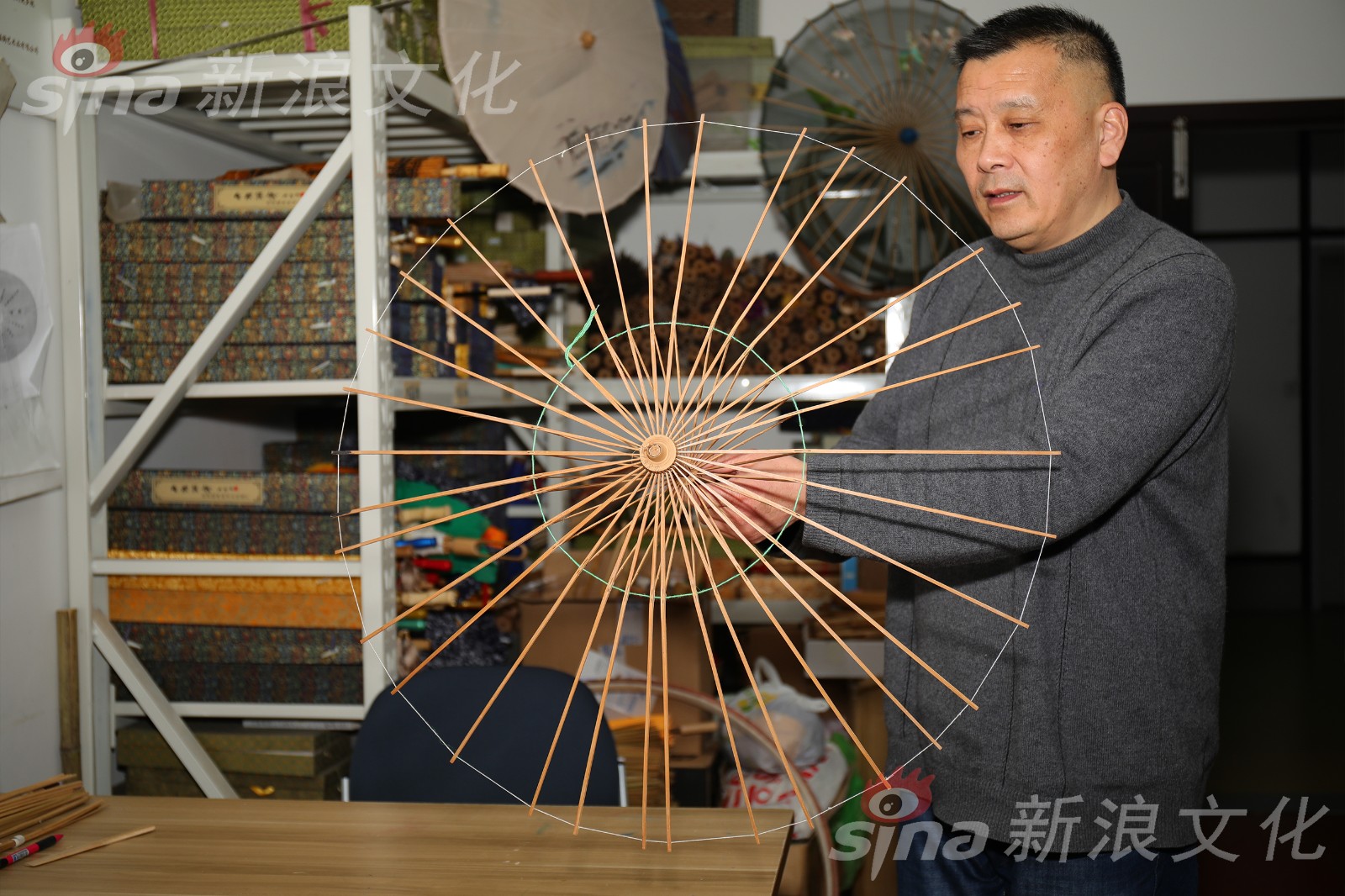 撑开为伞收拢为竹 揭秘高颜值的西湖绸伞|西湖|绸伞|宋志明_新浪新闻