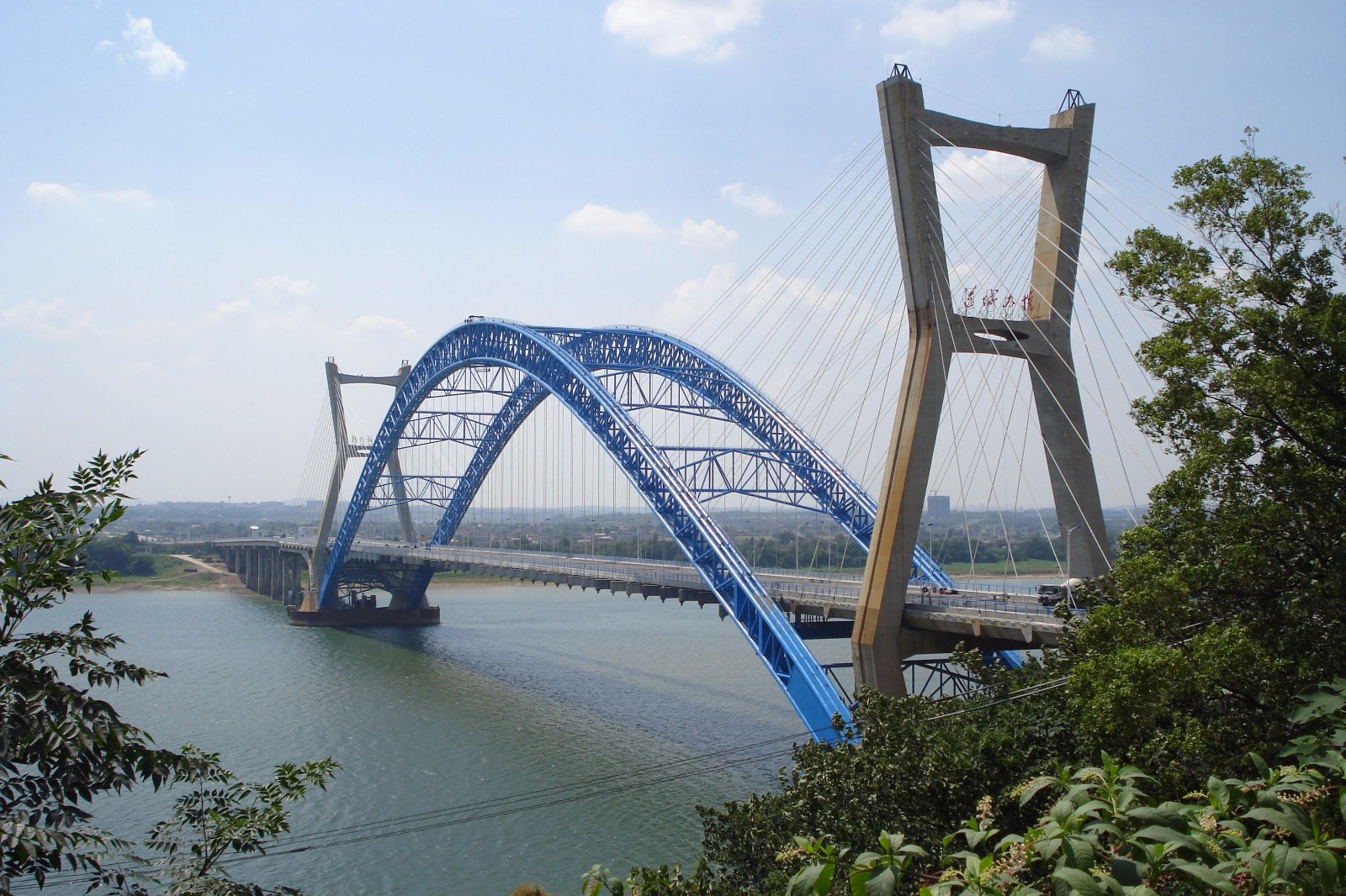 距拱脚中心水平距离16m范围内拱肋为实腹板截面;距此水平距离29