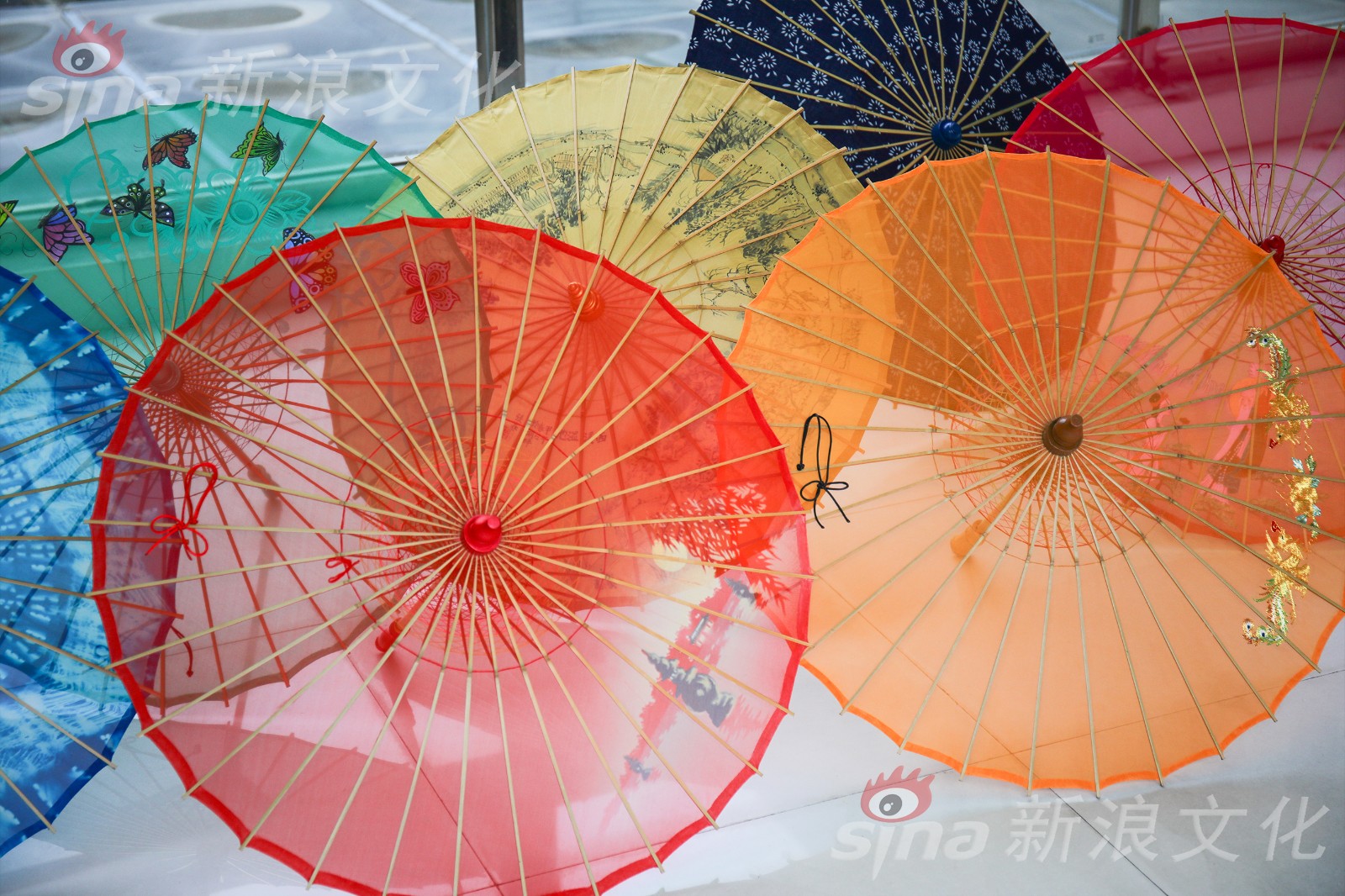 撑开为伞收拢为竹 揭秘高颜值的西湖绸伞
