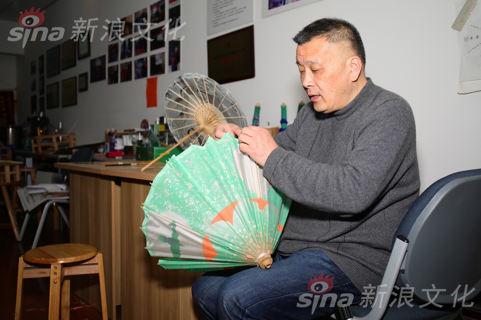 撑开为伞收拢为竹 揭秘高颜值的西湖绸伞|西湖|绸伞|宋志明_新浪新闻
