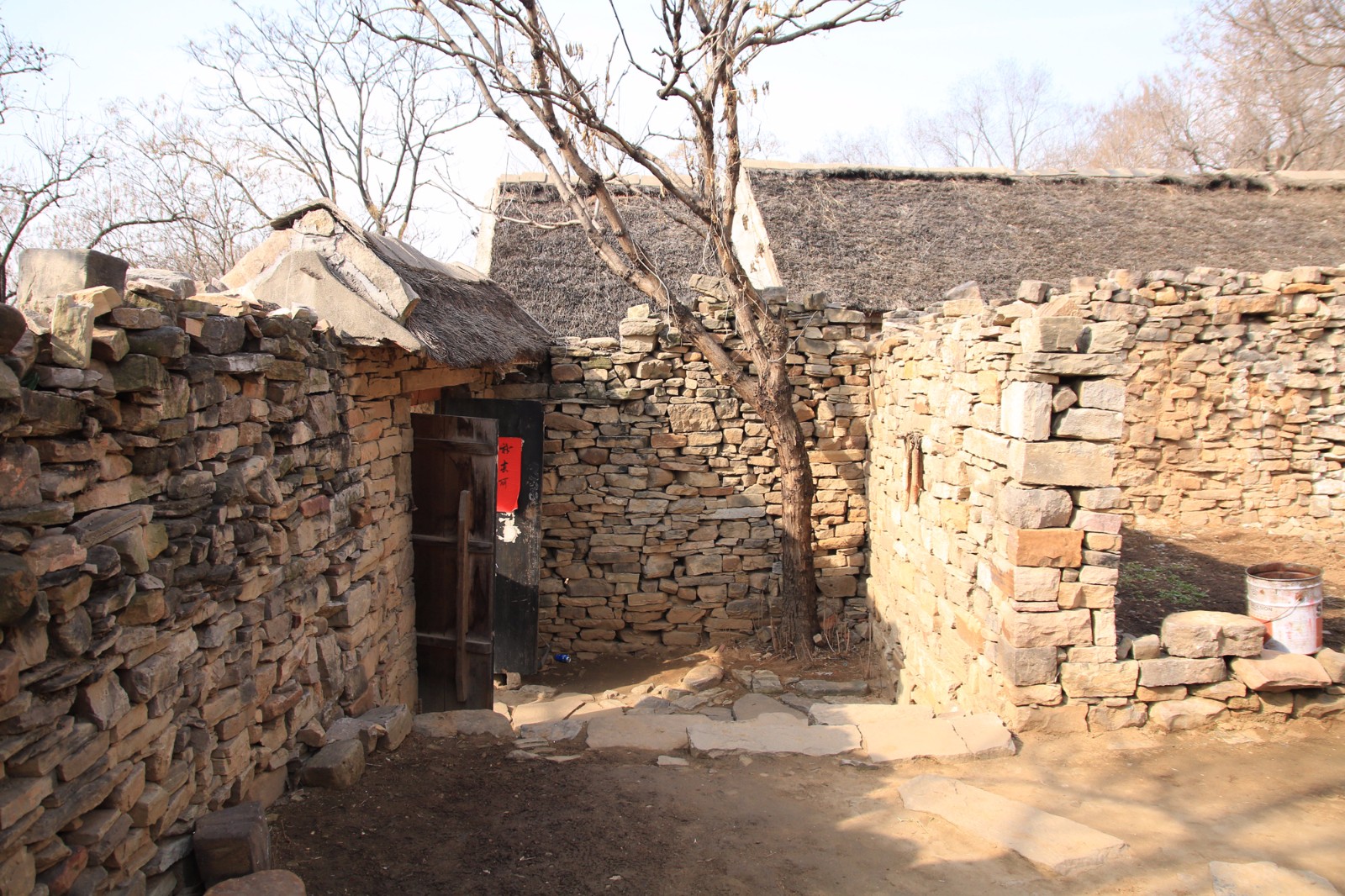 百年的农村老房子依然能住人网友走进去后见状问咋住