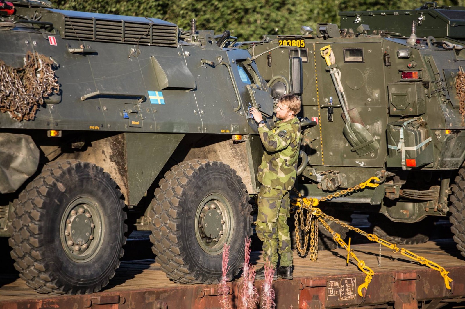 瑞典陆军参加演习 远程机动方式和我军一样
