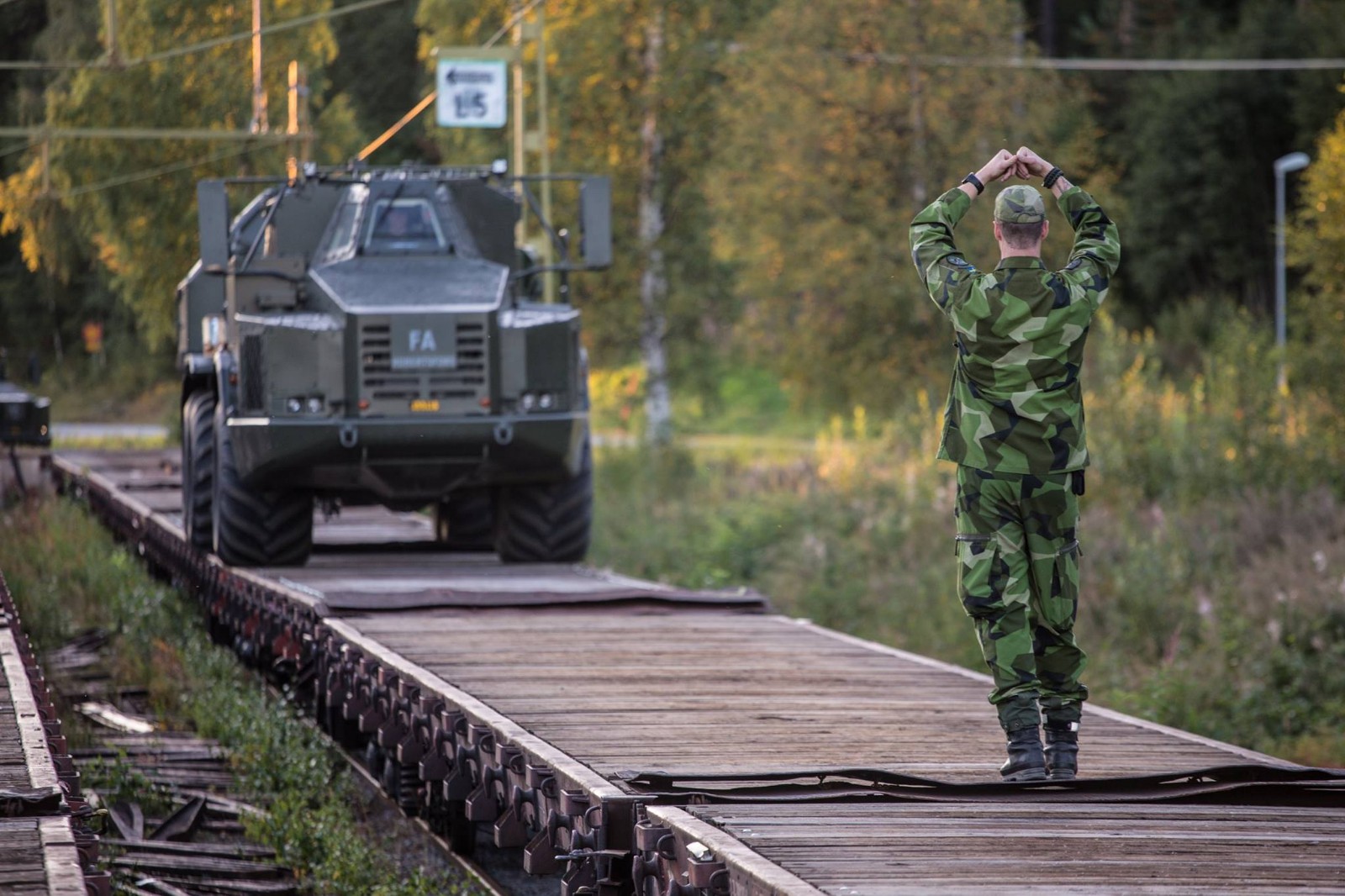 瑞典陆军参加演习 远程机动方式和我军一样
