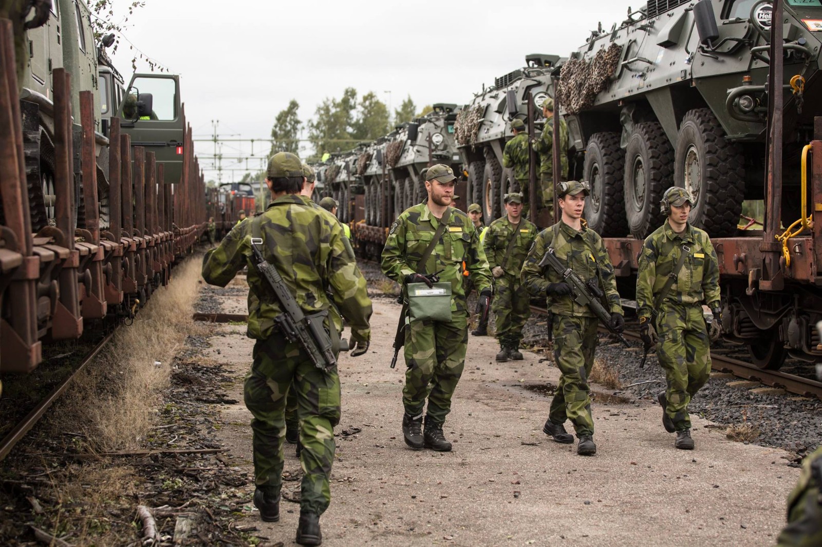 瑞典陆军参加演习 远程机动方式和我军一样