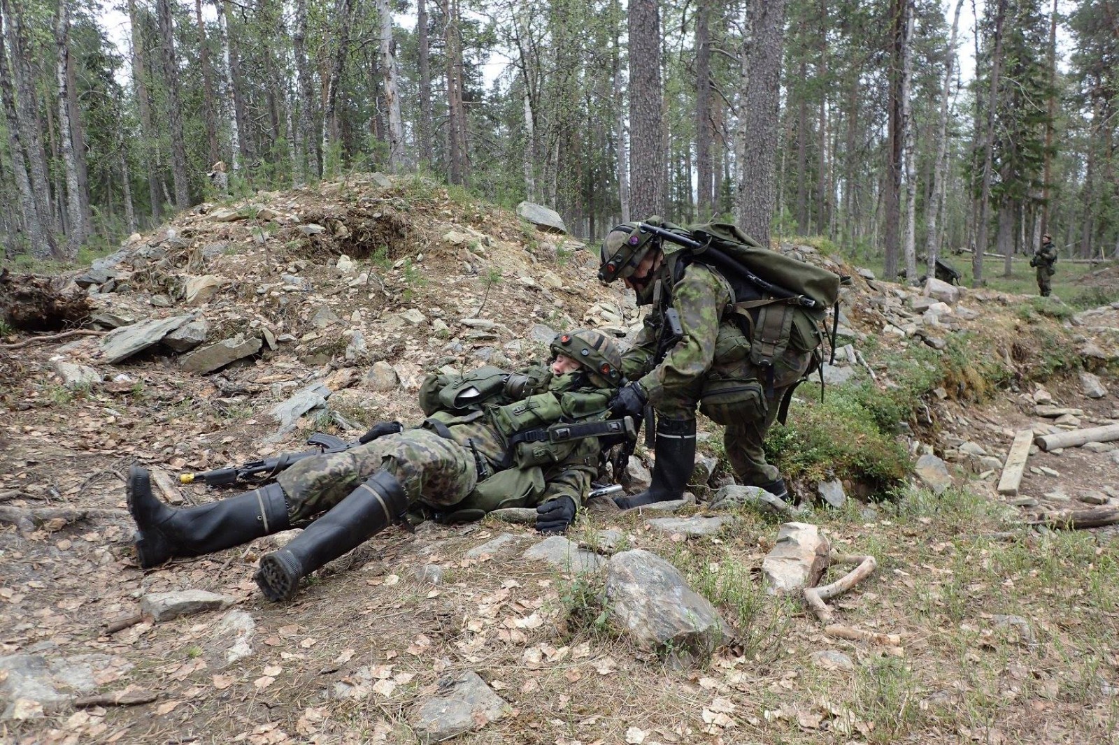 芬兰陆军举行多兵种联合演习 1架直升机伺候850人