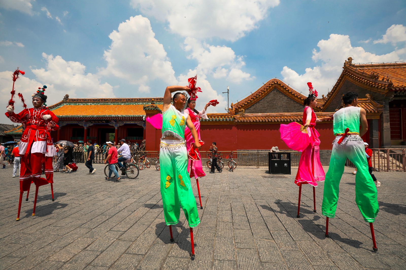 沈阳故宫红墙外全是高人