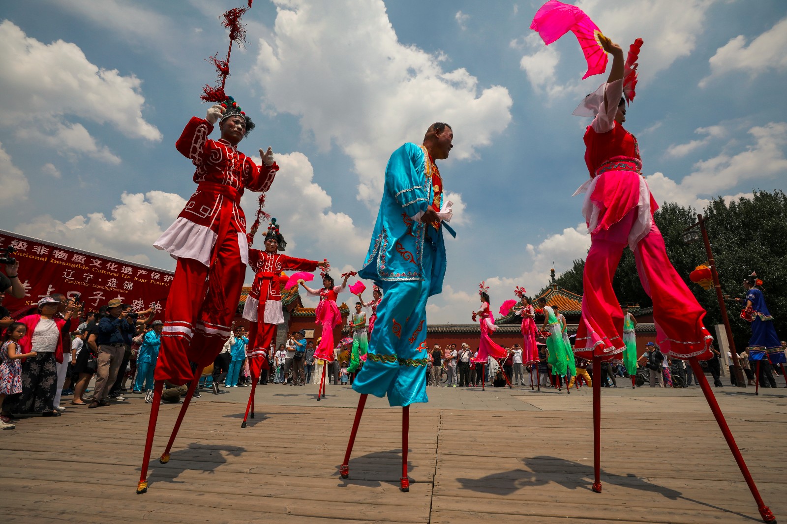 遗产日"辽宁省非物质文化遗产展示展演季活动日在沈阳故宫前广场举行