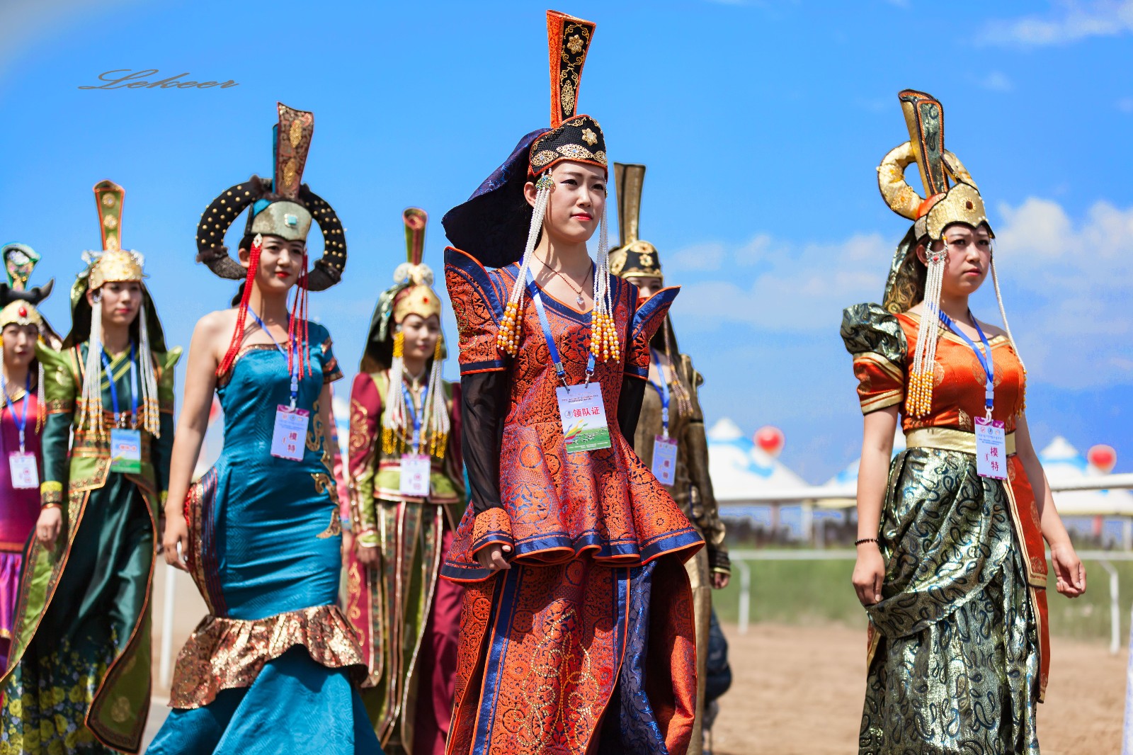 蒙古族现代服饰款式创意颜色搭配脑洞大开美爆中国北方夏天