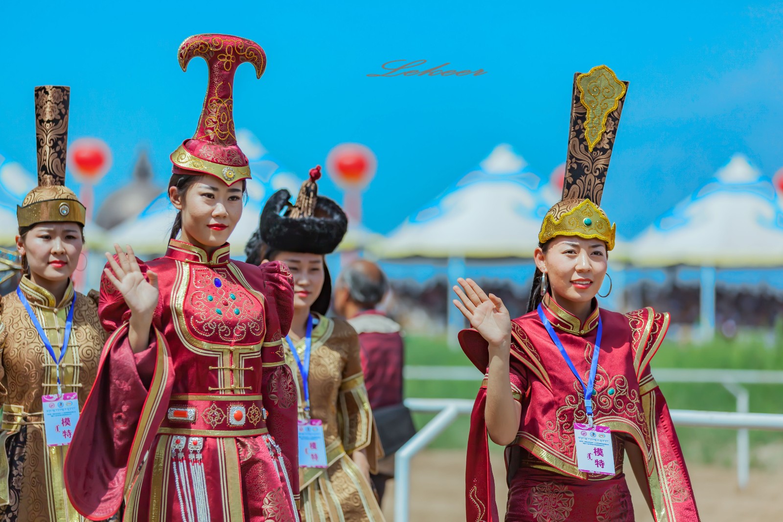 蒙古族现代服饰款式创意颜色搭配脑洞大开美爆中国北方夏天
